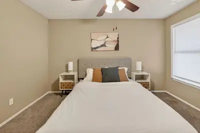 Image de Comfortable 2br living in District West
