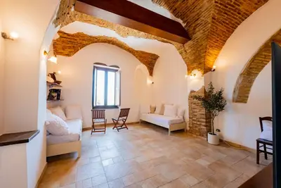 Image de Charming and comfortable 85 square meters apartment, perfect for four people, located in a detached period building with vaulted ceilings (access via steps). The property is centrally located near the Belvedere di Vasto (pedestrian area) and enjoys a sple