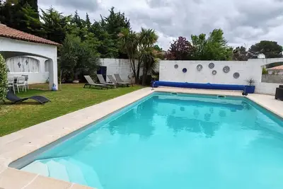 Image de Maison de plain-pied spacieuse et au calme, avec piscine!