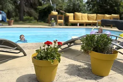 Image de Maison de vacances « Annexe de la Maison Gascogne » avec vue montagne, piscine partagée et Wi-Fi