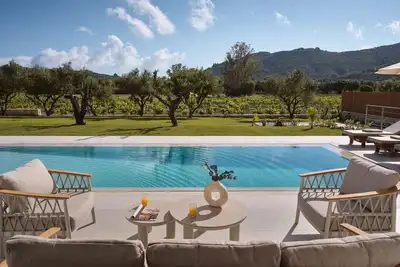 Image de Reveria Villa, a 1. 500m2 Private Poolside Stay