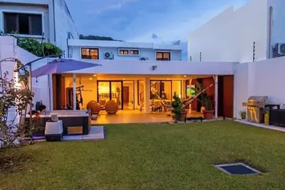 Image de Modern House with a Jacuzzi and Gym in St. Helena