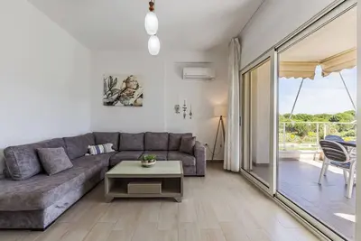 Image de Beachside Family Apartment | Balcony & Parking by PikHost