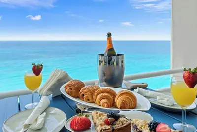 Image de Oceanfront Cupecoy Condo – 3 Pools & Beach Access
