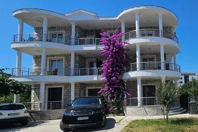 Image de 8 apartments—some with 2 rooms and a kitchen, just 3. 5 km from Velika Plaza