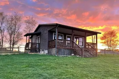 Image de Cozy cabin on a homestead surrounded by animals - enjoy a fire pit & fresh eggs