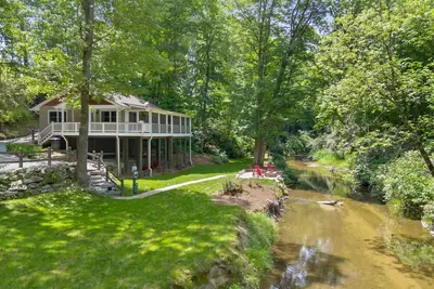 Image de Stream Front Norton Creek Cottage!