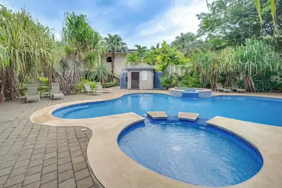 Image de 2 Bed / 2 Bath Condo in Gated Community - 200 Meters To Stunning Beach