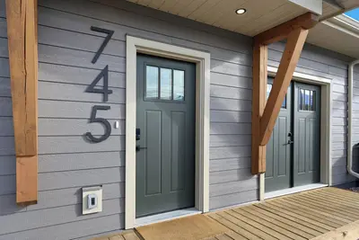 Image de Brand New Invermere Getaway | Steps to Downtown