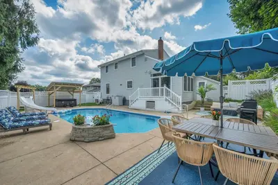 Image de Backyard Pool - Hot Tub - Game Room