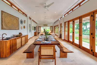 Image de Luxurious 4-5 br tropical escape minutes from the beach