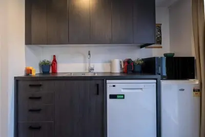 Image de Bright Modern Guesthouse - Free Parking, Near Cbd