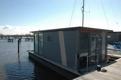 Image de Péniche dans le port de plaisance de Volendam.