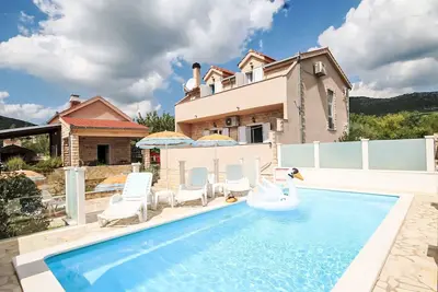 Image de für 8 Personen mit privatem Swimmingpool im Hinterland von Split by Interhome