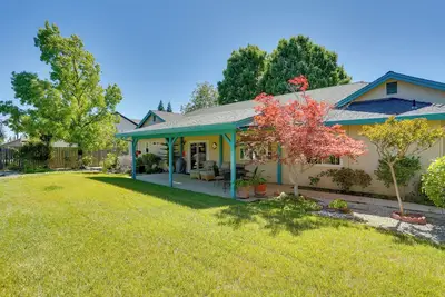 5 Mi to Sundial Bridge & River! Pet-Friendly Haven