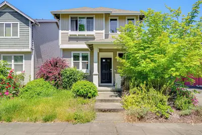 Image de Half Block to Train! South Beacon Hill Area Home