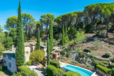Image de Paisible mas provençal dans un magnifique jardin aménagé. 8 à 10 personnes