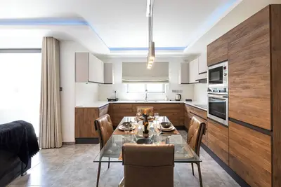 Image de Enjoy a stylish 2-bedrooms apartment in St Paul’s Bay, featuring a bright living area, fully equipped kitchen, modern bathroom, private balcony, air conditioning, and 2 comfortable bedrooms for a relaxing Malta stay.