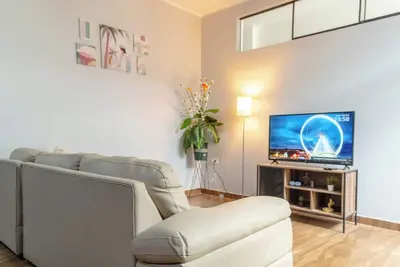 Image de 10 minutes from the airport! Pet-Friendly apartment with 3 bedrooms