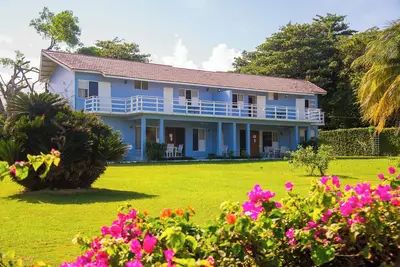 Image de Peaceful 6-bedroom beachfront townhome with Ac in vibrant Ocho Rios
