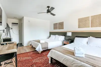 Image de Double Queen Room near Nelson 151 | Pet-Friendly!