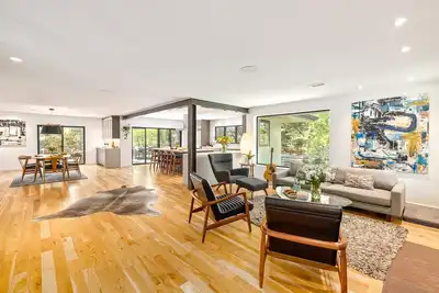 Image de Chic Home with Deck, Pool Table & Prime Location