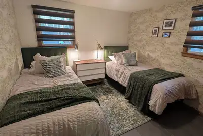 Image de Escape to Retro Charm on Whites Pond