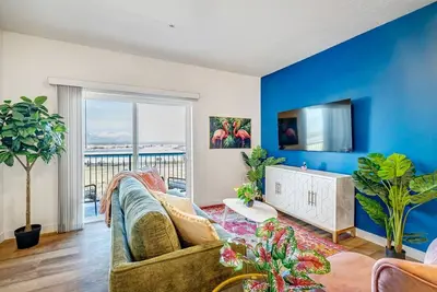 Image de Bright Tropical Themed 2bd 2ba
