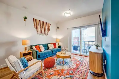 Image de Bold Boho Themed 2bd 2ba