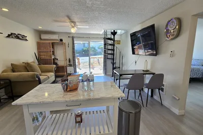 Image de Cozy 2br Retreat | King Bed | Private Deck | Ac