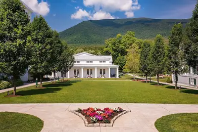 Image de Chic 5br House | Mountain Views, Golf & Pool