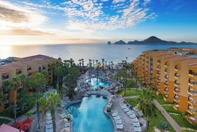 Image de Resort w/ pools, hot tubs & beach just steps away. . . plus nightly entertainment.