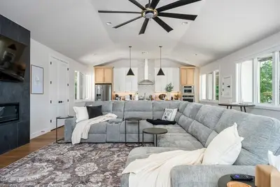 Image de Modern Tulsa Retreat w Balcony & Sleeps 13!