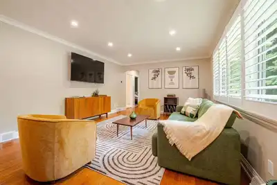 Image de Private backyard retreat ✔️hot tub ✔️parking ✔️2 king beds ✔️family/pet friendly