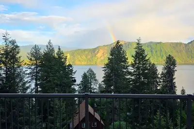 Image de The Snug - A Lake View Getaway/3 bdrm private home w/hot tub & creature comforts