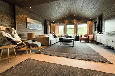 Image de Chalet moderne proposant des activités et un foyer extérieur près de Voss