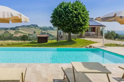 Image de Beautiful villa with heated, infinity pool in the countryside of Mondavio, 20 km from the sea