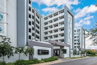 Image de Loft de luxe de 2 chambres avec piscine, patio et Menlyn Maine