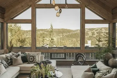 Image de Cabane en bois avec piste de ski alpin et sauna
