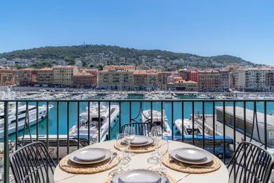 Image de Superbe 3 pièces rénové avec terrasse vue port