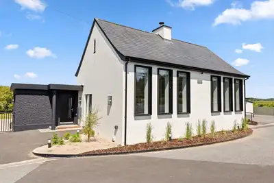 Image de Renovated Schoolhouse with full basketball court