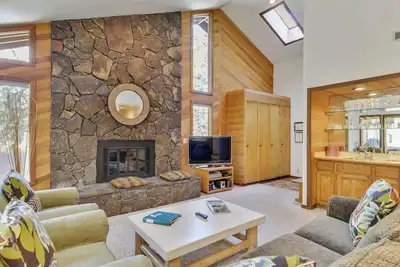 Image de The Ridge at Sunriver - Condo #12 - Access provided to onsite seasonal swimming pool & tennis facilities, year-round hot tub plus 4 bikes