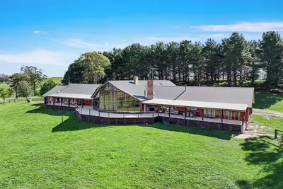 Image de Escape to The Lodge at Eagle Rock Farm - a spectacular chalet-style residence