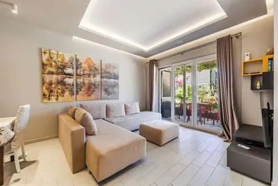 Image de Aquamarine Poolside Apartment | 1br & Free Parking by PikHost