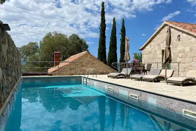 Image de Villa « Zeleni Raj » accueillant les animaux, vue mer, Wi-Fi et climatisation