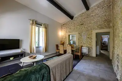 Image de Gîte Authentique avec Terrasse et Jardin Privatif en Languedoc