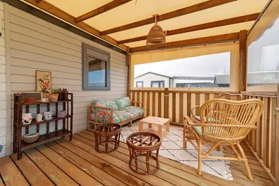 Image de Mobil-home – 6 personnes avec piscine partagée, terrasse et jardin