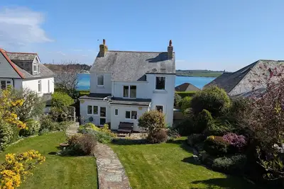 Image de 22 Treverbyn Road  - Spacious Home with amazing estuary views