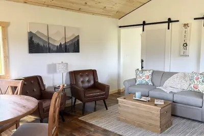 Image de Red Star Cabin on alpaca ranch.