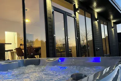 Image de Rowan Tree Lodge - Luxurious Lodge with Hot Tub on the Nc500 - Thrumster Lodges